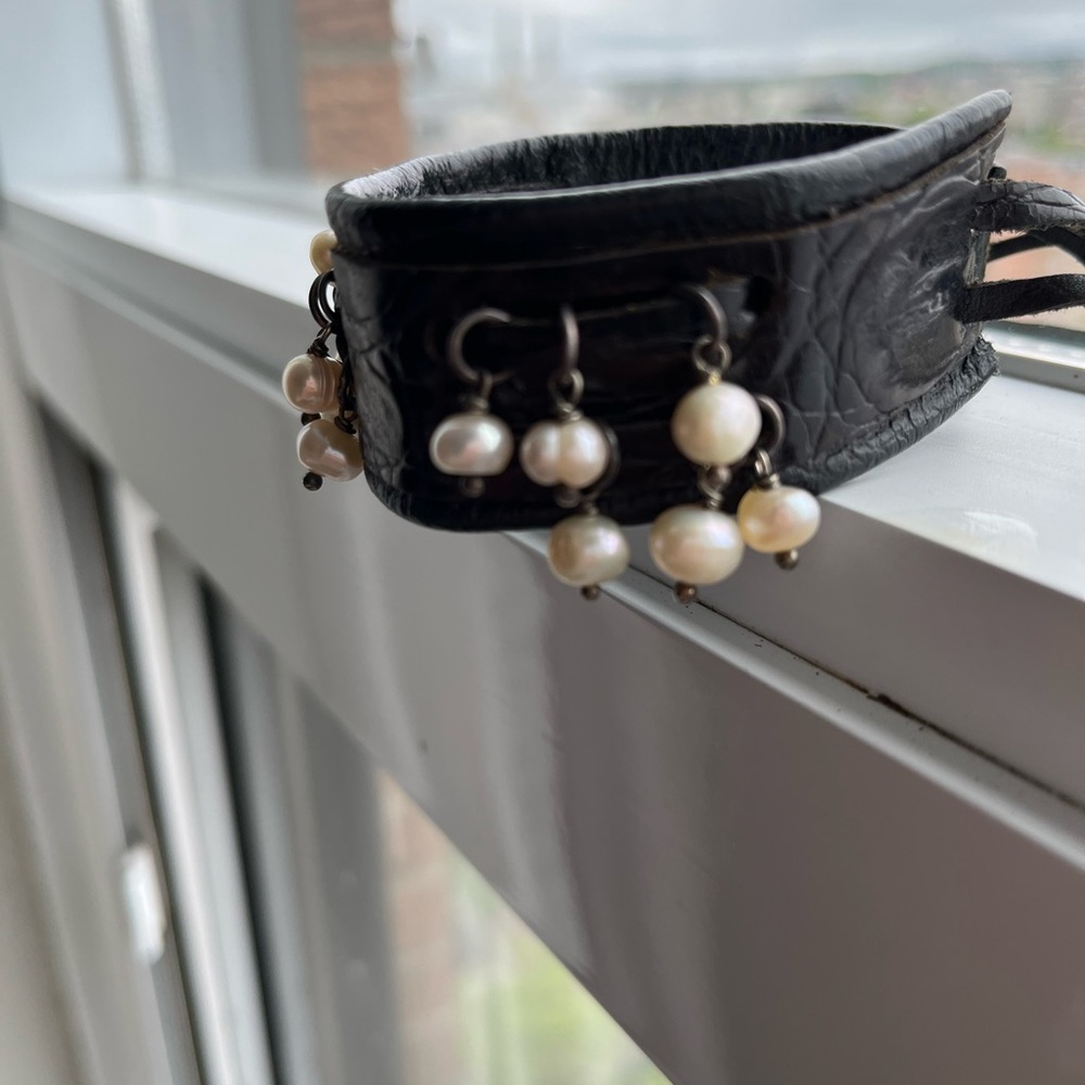Elegant Black Bracelet with Pearl Details